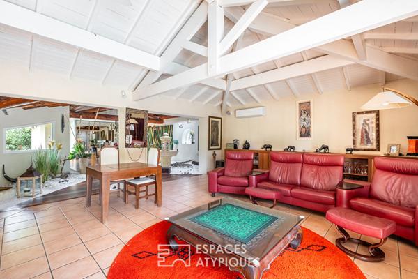 Maison de plain-pied avec jardin arboré et piscine au coeur de Limonest