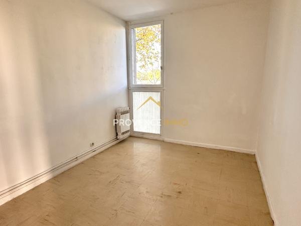 Salon-de-Provence (13300) Salon de Provence, résidence Le Guynemer, bel appartement T3,balcon, cave et parkings extérieurs.