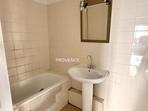 Salon-de-Provence (13300) Salon de Provence, résidence Le Guynemer, bel appartement T3,balcon, cave et parkings extérieurs.