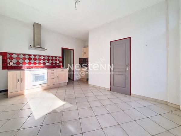 A vendre maison de village avec 2 logements, local commercial et garage à Laragne Monteglin