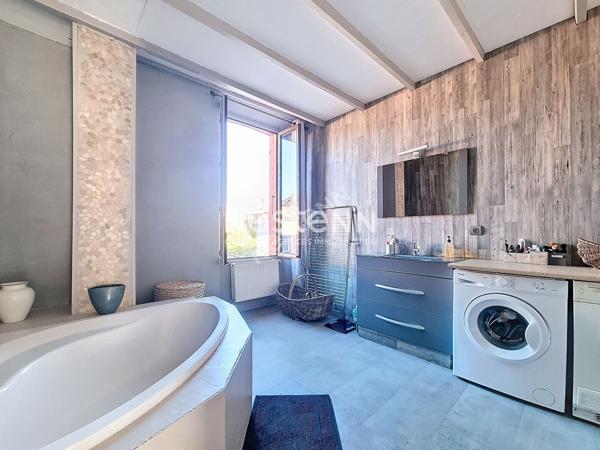 A vendre maison de village avec 2 logements, local commercial et garage à Laragne Monteglin