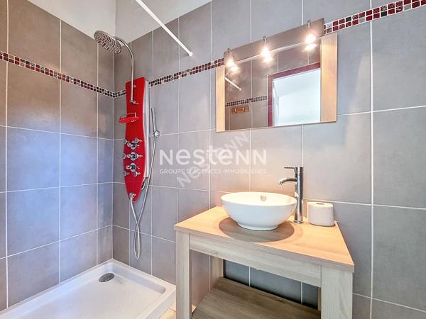 A vendre maison de village avec 2 logements, local commercial et garage à Laragne Monteglin