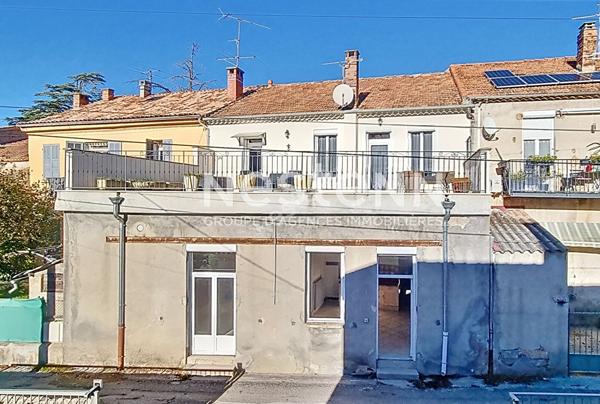 A vendre maison de village avec 2 logements, local commercial et garage à Laragne Monteglin
