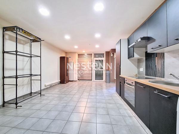 A vendre maison de village avec 2 logements, local commercial et garage à Laragne Monteglin