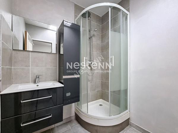 A vendre maison de village avec 2 logements, local commercial et garage à Laragne Monteglin