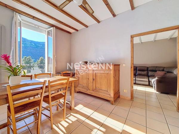 A vendre maison de village avec 2 logements, local commercial et garage à Laragne Monteglin