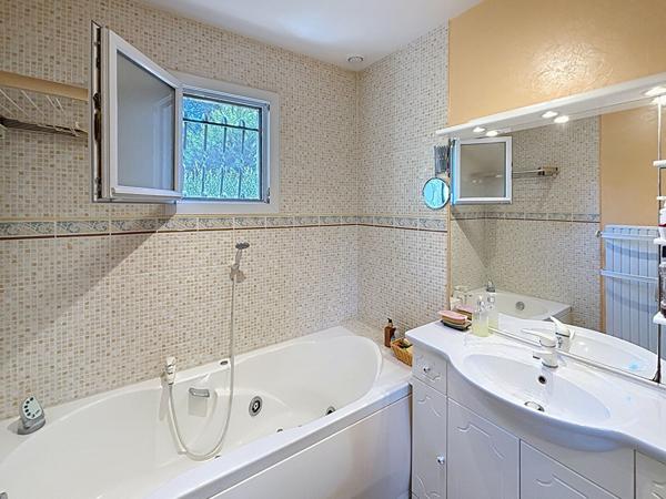 Exclusivité - Maison au Puy Sainte Reparade dans un quartier calme proche de toutes les commodités .