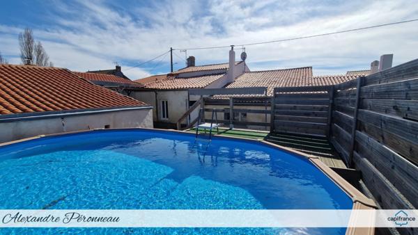 Charmante maison en pierre 170 m², 4 chambres FERRIERES (17) Garage et Piscine