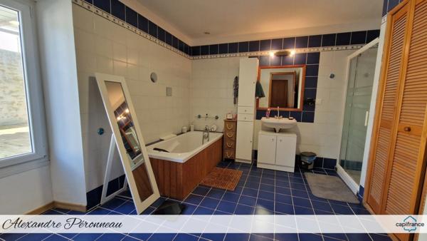 Charmante maison en pierre 170 m², 4 chambres FERRIERES (17) Garage et Piscine