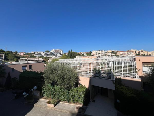Nice Ouest FABRON 4 pièces A Rénover Belle Terrasse Résidence Piscine Double Parking