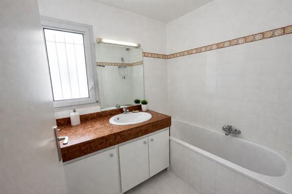 Nice Ouest FABRON 4 pièces A Rénover Belle Terrasse Résidence Piscine Double Parking