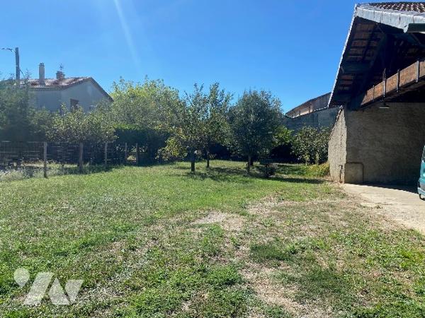 A vendre, maison à rénover avec dépendances et jardin