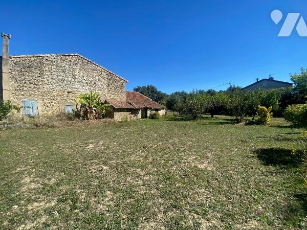 A vendre, maison à rénover avec dépendances et jardin