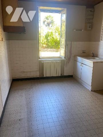 A vendre, maison à rénover avec dépendances et jardin