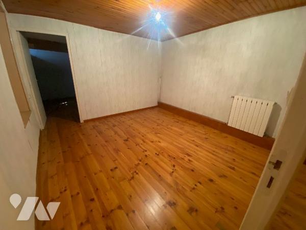 A vendre, maison à rénover avec dépendances et jardin