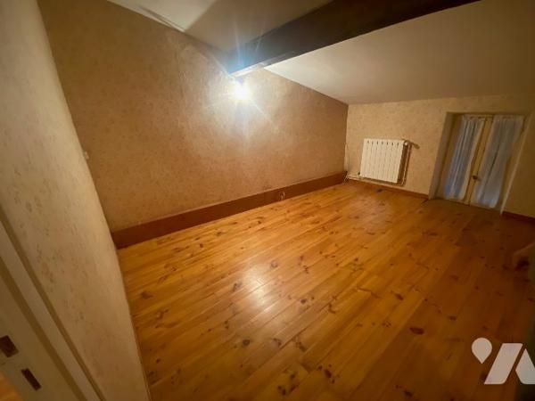 A vendre, maison à rénover avec dépendances et jardin