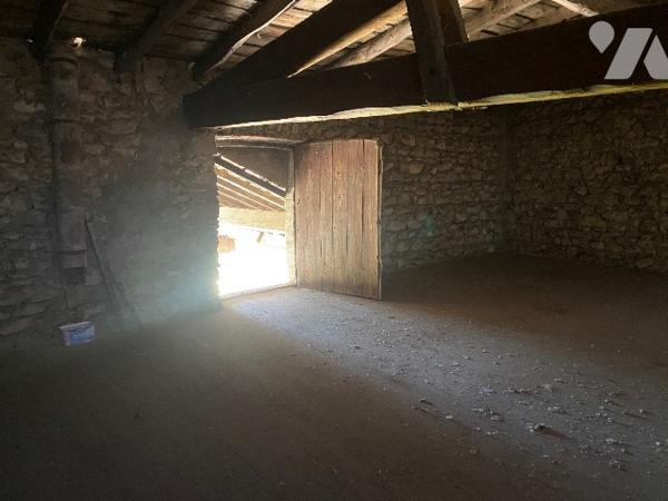 A vendre, maison à rénover avec dépendances et jardin