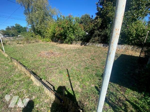 A vendre, maison à rénover avec dépendances et jardin