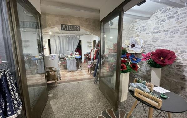 Vente Local commercial mûrs commerciaux LIBRES Aigues-mortes