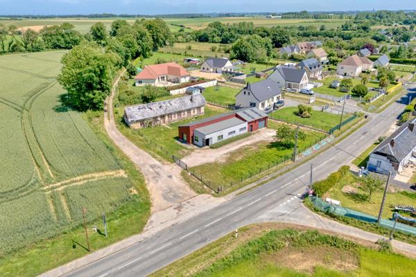 Aux portes d'Etretat : local artisanal/bureau/commerce et maison à rénover