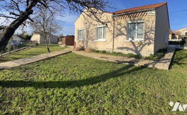 Maison d'habitation de plain pied avec garage et jardin
