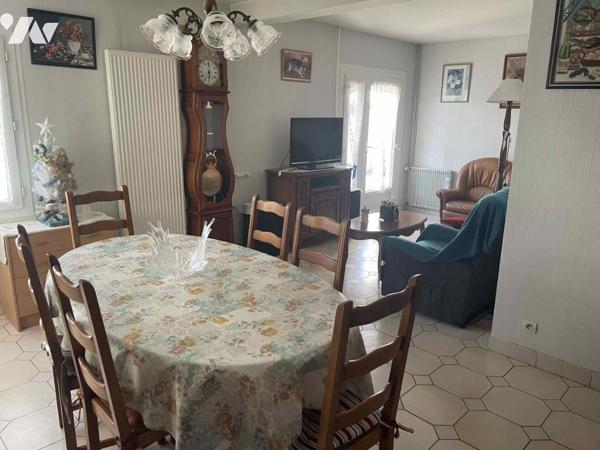 Maison d'habitation de plain pied avec garage et jardin