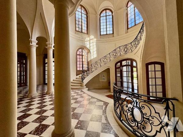 Appartement d'exception au coeur d'un château ? 233 m² et 8 hectares de nature
Dans un cadre r...