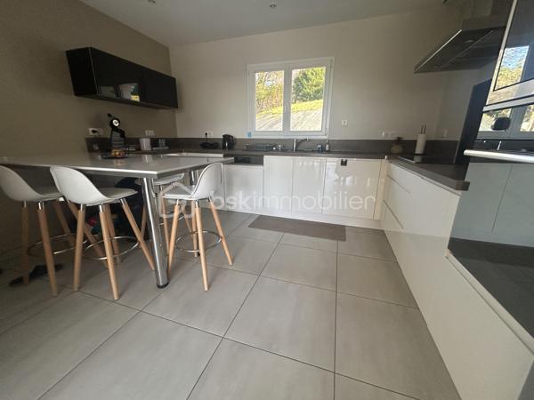 À 5 mn du centre-ville d Agen, à proximité des bus, des écoles et des commerces, profitez de cette belle maison contemporaine aux prestations indéniables.
Sur une belle parcelle en hauteur, sans vis à vis, la maison vous ouvre ses portes sur une belle entrée qui vous accueille avec accès à une superbe pièce de vie ouverte sur la vue extérieure, la cuisine équipée est semi ouverte permettant de recevoir ou de cuisiner en tranquillité.
Côté nuit, vous disposez de 4 belles chambres avec placards dont une suite parentale avec dressing et salle d eau.
Une salle de bains indépendante avec douche et baignoire.
2 wc indépendants, nombreux placards.
Double garage et buanderie.
À l extérieur la piscine (2023) vous attend avec ses belles terrasses.
Très bonne Isolation, chauffage assuré par pompe à chaleur au sol, tout à l égout.
A visiter sans tarder !