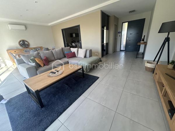 À 5 mn du centre-ville d Agen, à proximité des bus, des écoles et des commerces, profitez de cette belle maison contemporaine aux prestations indéniables.
Sur une belle parcelle en hauteur, sans vis à vis, la maison vous ouvre ses portes sur une belle entrée qui vous accueille avec accès à une superbe pièce de vie ouverte sur la vue extérieure, la cuisine équipée est semi ouverte permettant de recevoir ou de cuisiner en tranquillité.
Côté nuit, vous disposez de 4 belles chambres avec placards dont une suite parentale avec dressing et salle d eau.
Une salle de bains indépendante avec douche et baignoire.
2 wc indépendants, nombreux placards.
Double garage et buanderie.
À l extérieur la piscine (2023) vous attend avec ses belles terrasses.
Très bonne Isolation, chauffage assuré par pompe à chaleur au sol, tout à l égout.
A visiter sans tarder !