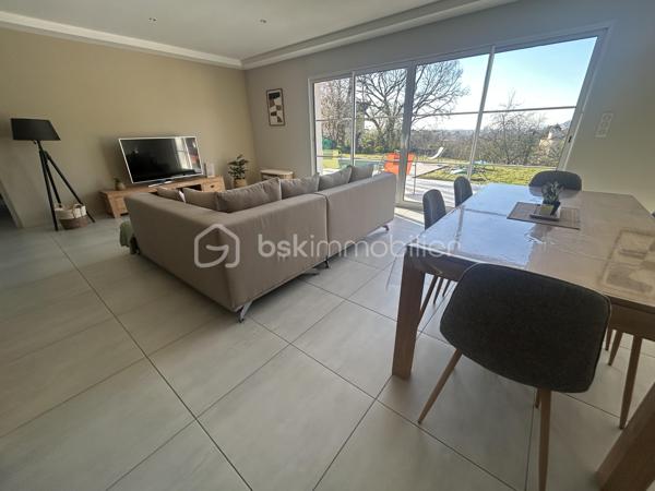 À 5 mn du centre-ville d Agen, à proximité des bus, des écoles et des commerces, profitez de cette belle maison contemporaine aux prestations indéniables.
Sur une belle parcelle en hauteur, sans vis à vis, la maison vous ouvre ses portes sur une belle entrée qui vous accueille avec accès à une superbe pièce de vie ouverte sur la vue extérieure, la cuisine équipée est semi ouverte permettant de recevoir ou de cuisiner en tranquillité.
Côté nuit, vous disposez de 4 belles chambres avec placards dont une suite parentale avec dressing et salle d eau.
Une salle de bains indépendante avec douche et baignoire.
2 wc indépendants, nombreux placards.
Double garage et buanderie.
À l extérieur la piscine (2023) vous attend avec ses belles terrasses.
Très bonne Isolation, chauffage assuré par pompe à chaleur au sol, tout à l égout.
A visiter sans tarder !