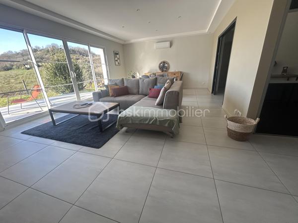 À 5 mn du centre-ville d Agen, à proximité des bus, des écoles et des commerces, profitez de cette belle maison contemporaine aux prestations indéniables.
Sur une belle parcelle en hauteur, sans vis à vis, la maison vous ouvre ses portes sur une belle entrée qui vous accueille avec accès à une superbe pièce de vie ouverte sur la vue extérieure, la cuisine équipée est semi ouverte permettant de recevoir ou de cuisiner en tranquillité.
Côté nuit, vous disposez de 4 belles chambres avec placards dont une suite parentale avec dressing et salle d eau.
Une salle de bains indépendante avec douche et baignoire.
2 wc indépendants, nombreux placards.
Double garage et buanderie.
À l extérieur la piscine (2023) vous attend avec ses belles terrasses.
Très bonne Isolation, chauffage assuré par pompe à chaleur au sol, tout à l égout.
A visiter sans tarder !