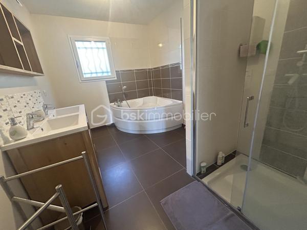 À 5 mn du centre-ville d Agen, à proximité des bus, des écoles et des commerces, profitez de cette belle maison contemporaine aux prestations indéniables.
Sur une belle parcelle en hauteur, sans vis à vis, la maison vous ouvre ses portes sur une belle entrée qui vous accueille avec accès à une superbe pièce de vie ouverte sur la vue extérieure, la cuisine équipée est semi ouverte permettant de recevoir ou de cuisiner en tranquillité.
Côté nuit, vous disposez de 4 belles chambres avec placards dont une suite parentale avec dressing et salle d eau.
Une salle de bains indépendante avec douche et baignoire.
2 wc indépendants, nombreux placards.
Double garage et buanderie.
À l extérieur la piscine (2023) vous attend avec ses belles terrasses.
Très bonne Isolation, chauffage assuré par pompe à chaleur au sol, tout à l égout.
A visiter sans tarder !