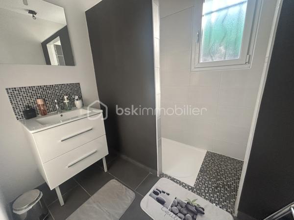 À 5 mn du centre-ville d Agen, à proximité des bus, des écoles et des commerces, profitez de cette belle maison contemporaine aux prestations indéniables.
Sur une belle parcelle en hauteur, sans vis à vis, la maison vous ouvre ses portes sur une belle entrée qui vous accueille avec accès à une superbe pièce de vie ouverte sur la vue extérieure, la cuisine équipée est semi ouverte permettant de recevoir ou de cuisiner en tranquillité.
Côté nuit, vous disposez de 4 belles chambres avec placards dont une suite parentale avec dressing et salle d eau.
Une salle de bains indépendante avec douche et baignoire.
2 wc indépendants, nombreux placards.
Double garage et buanderie.
À l extérieur la piscine (2023) vous attend avec ses belles terrasses.
Très bonne Isolation, chauffage assuré par pompe à chaleur au sol, tout à l égout.
A visiter sans tarder !