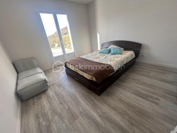 À 5 mn du centre-ville d Agen, à proximité des bus, des écoles et des commerces, profitez de cette belle maison contemporaine aux prestations indéniables.
Sur une belle parcelle en hauteur, sans vis à vis, la maison vous ouvre ses portes sur une belle entrée qui vous accueille avec accès à une superbe pièce de vie ouverte sur la vue extérieure, la cuisine équipée est semi ouverte permettant de recevoir ou de cuisiner en tranquillité.
Côté nuit, vous disposez de 4 belles chambres avec placards dont une suite parentale avec dressing et salle d eau.
Une salle de bains indépendante avec douche et baignoire.
2 wc indépendants, nombreux placards.
Double garage et buanderie.
À l extérieur la piscine (2023) vous attend avec ses belles terrasses.
Très bonne Isolation, chauffage assuré par pompe à chaleur au sol, tout à l égout.
A visiter sans tarder !