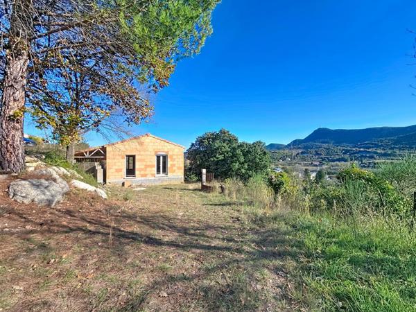 Construction hors d'eau hors d'air dans un cadre idyllique avec vue dégagée et dominante