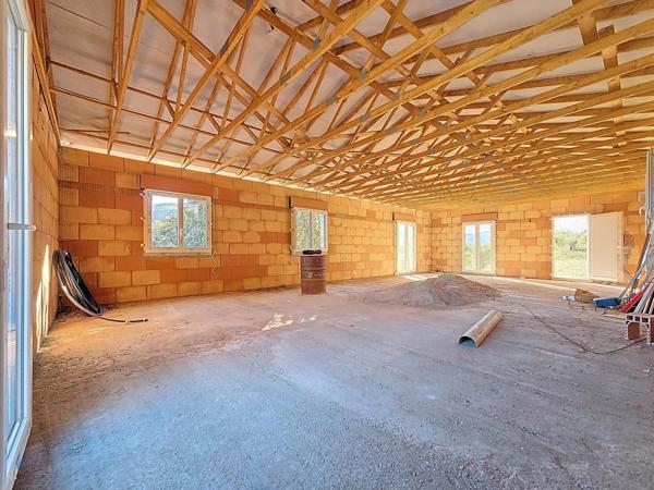 Construction hors d'eau hors d'air dans un cadre idyllique avec vue dégagée et dominante