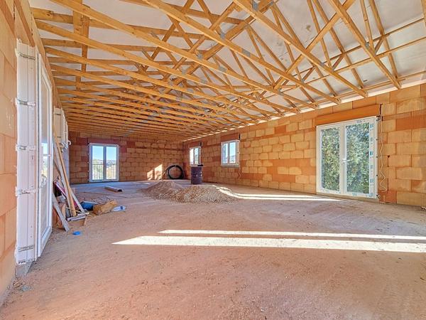 Construction hors d'eau hors d'air dans un cadre idyllique avec vue dégagée et dominante
