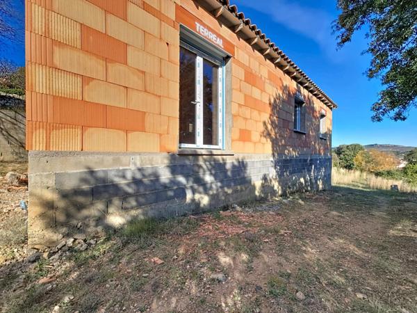 Construction hors d'eau hors d'air dans un cadre idyllique avec vue dégagée et dominante