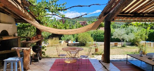 Maison au calme avec piscine et panneaux photovoltaïques