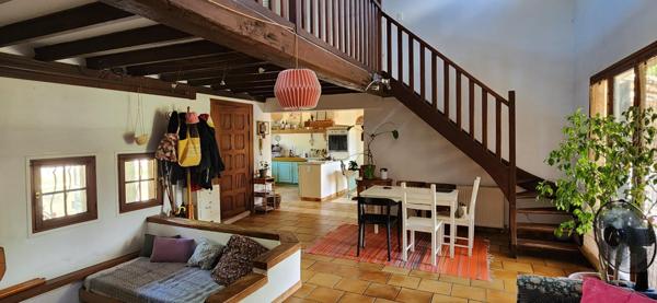 Maison au calme avec piscine et panneaux photovoltaïques