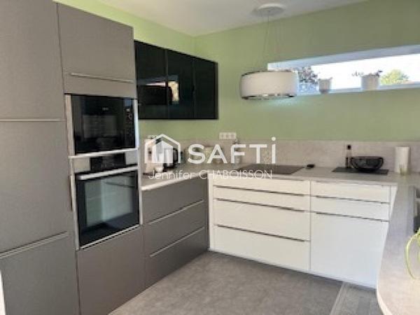 Un cadre de vie pratique et agréable : maison située au coeur des commodités