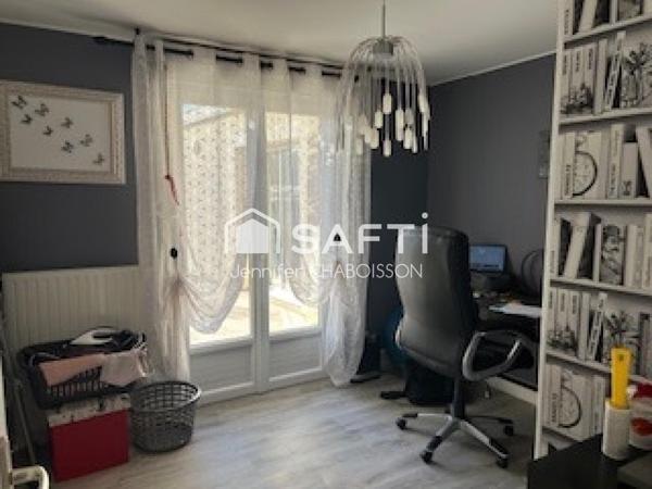 Un cadre de vie pratique et agréable : maison située au coeur des commodités