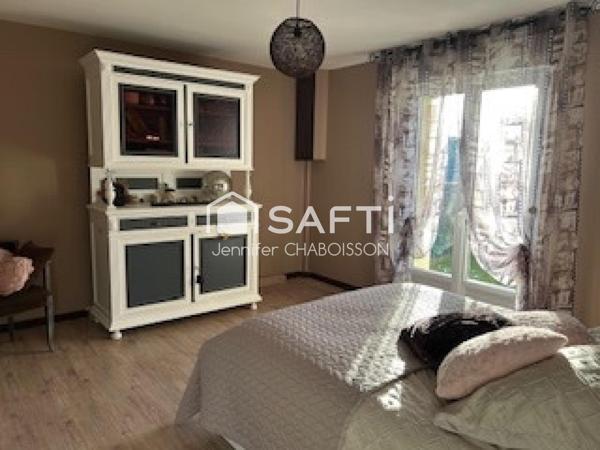 Un cadre de vie pratique et agréable : maison située au coeur des commodités