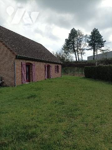 Plain pied individuel en briques, proche du centre ville.