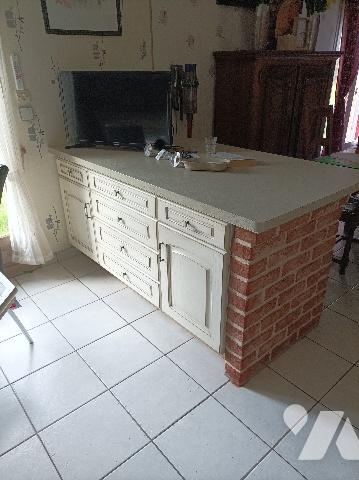 Plain pied individuel en briques, proche du centre ville.