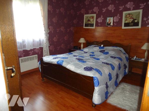 Plain pied individuel en briques, proche du centre ville.