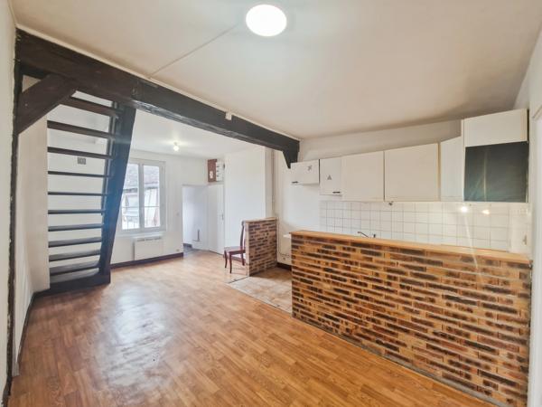 PROVINS centre ville, CŒUR HISTORIQUE : Un immeuble de rapport (5 lots) en zone classée UNESCO. Rénovation complète, disponibilité immédiate