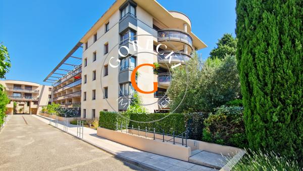 A vendre Avignon intra-muros, bel appartement T3 avec vue sur les remparts