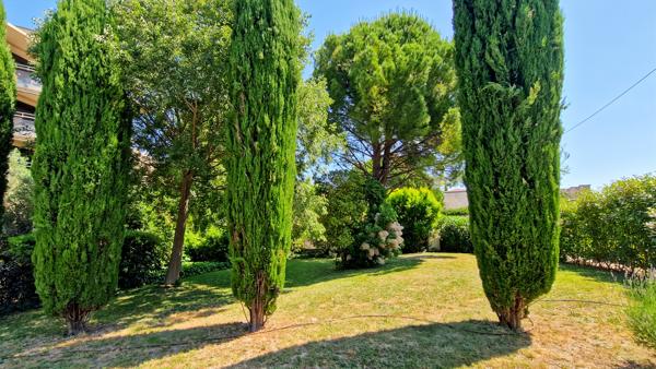 A vendre Avignon intra-muros, bel appartement T3 avec vue sur les remparts