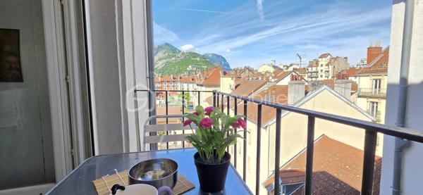 Au cœur du quartier de l'Estacade proche du secteur Alsace Lorraine, découvrez ce studio avec mezzanine, parfaitement agencé et optimisé pour maximiser l'espace de vie.

Une forte demande étudiante et de jeunes actifs, avec une dynamique locative soutenue. La ville combine un cadre de vie urbain au pied des massifs, une
scène culturelle et scientifique dense, et de nombreux services de proximité. Les déplacements sont facilités par un réseau de transports en commun structurant, adapté à une vie quotidienne sans voiture.

​Agencement optimisé :
Le coin nuit est déporté en hauteur grâce à une vraie mezzanine en bois, libérant ainsi tout l'espace au sol pour le salon et le coin bureau.
​Un espace cuisine 
Une salle d'eau avec WC.

Le studio demande des travaux énergétiques essentiellement (PAC AIR/AIR par exemple)

​L'atout charme: Les pierres apparentes, le balcon et la vue Bastille.

Contactez nous pour organiser une visite.